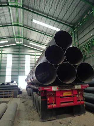 Close view of the pipe cargo at the rear of the trailer