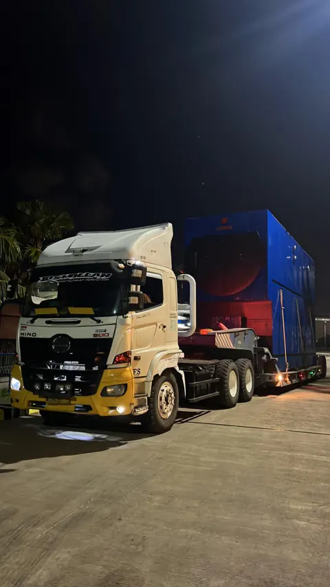 PAL truck delivery documentation during night transport